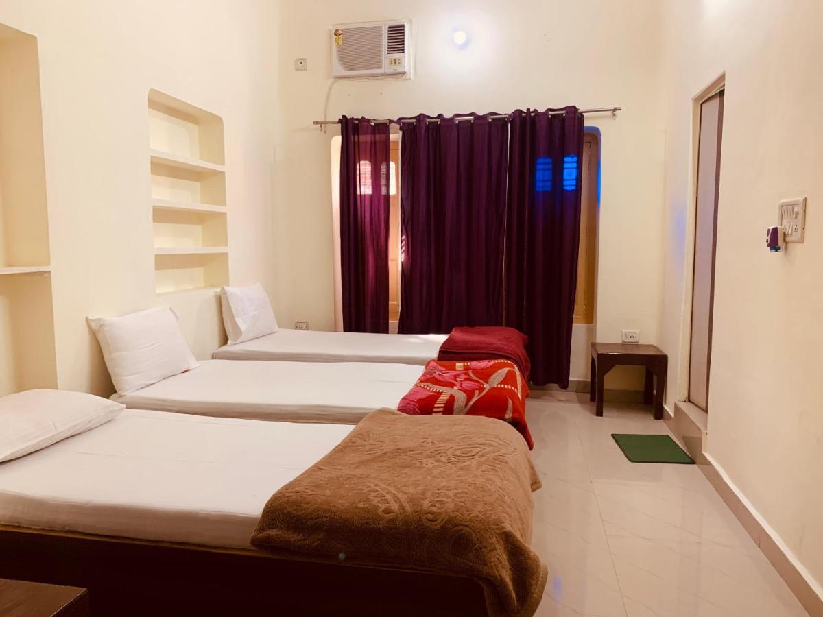 Vagabond Stay Hostel Varanasi Bagian luar foto