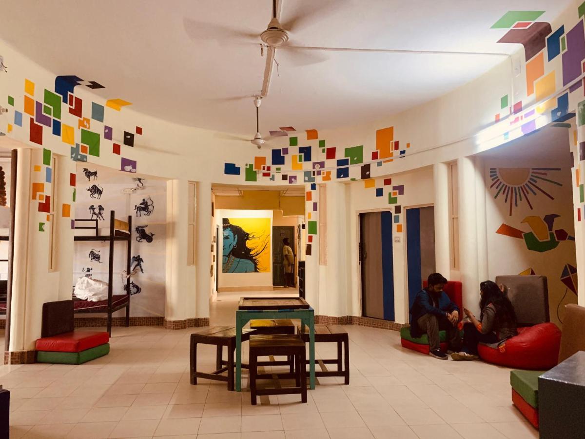 Vagabond Stay Hostel Varanasi Bagian luar foto