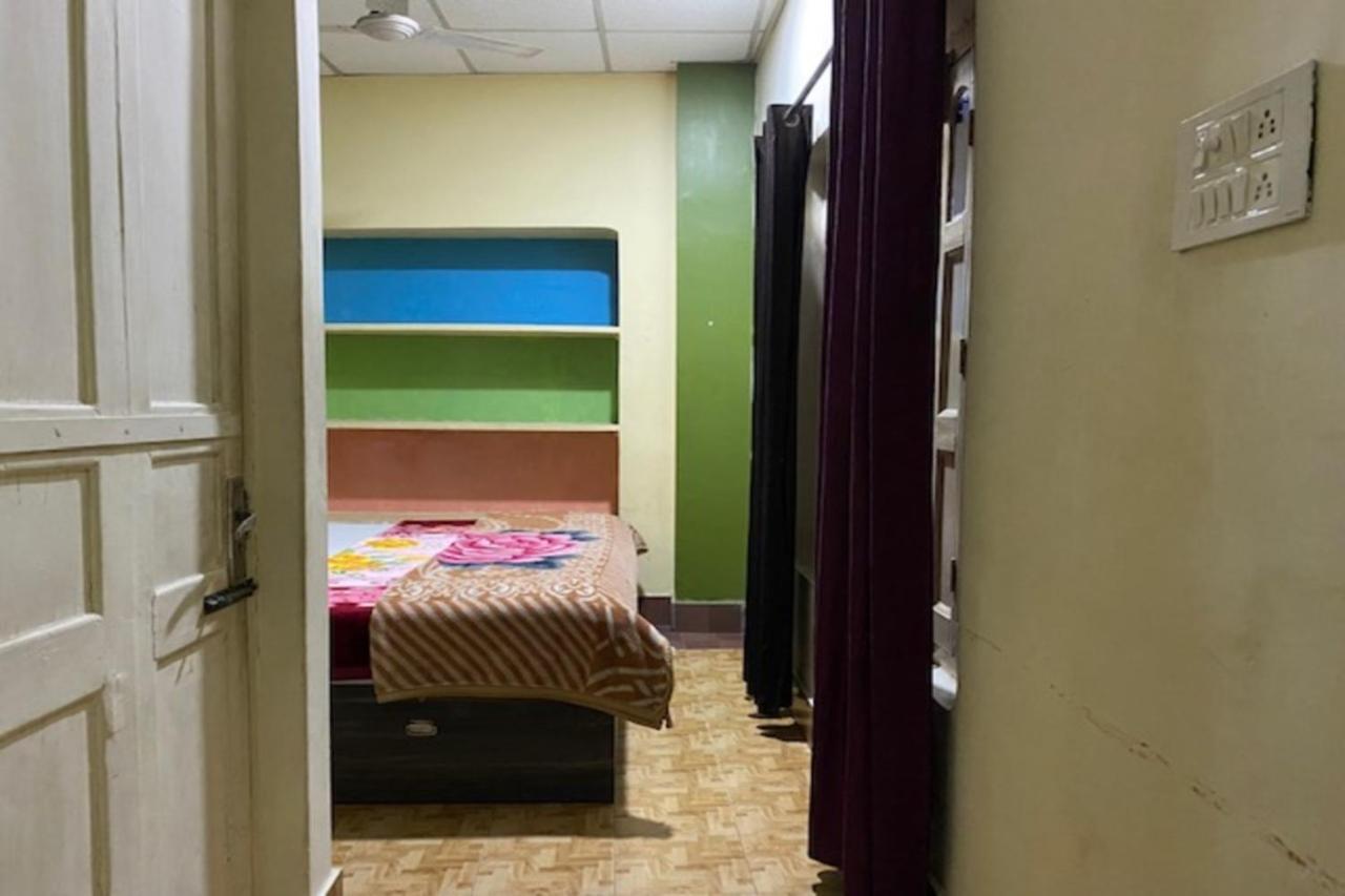Vagabond Stay Hostel Varanasi Bagian luar foto