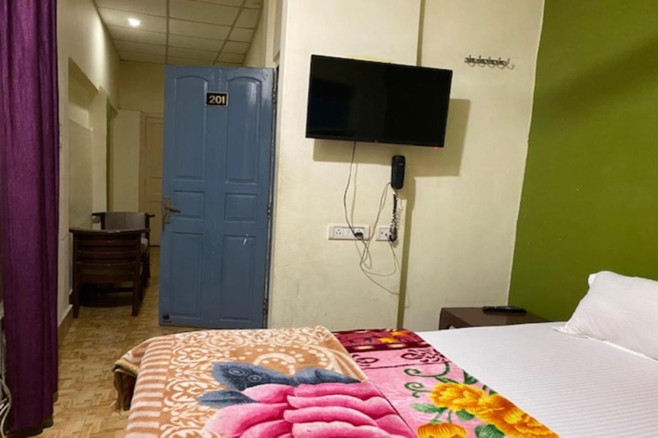 Vagabond Stay Hostel Varanasi Bagian luar foto