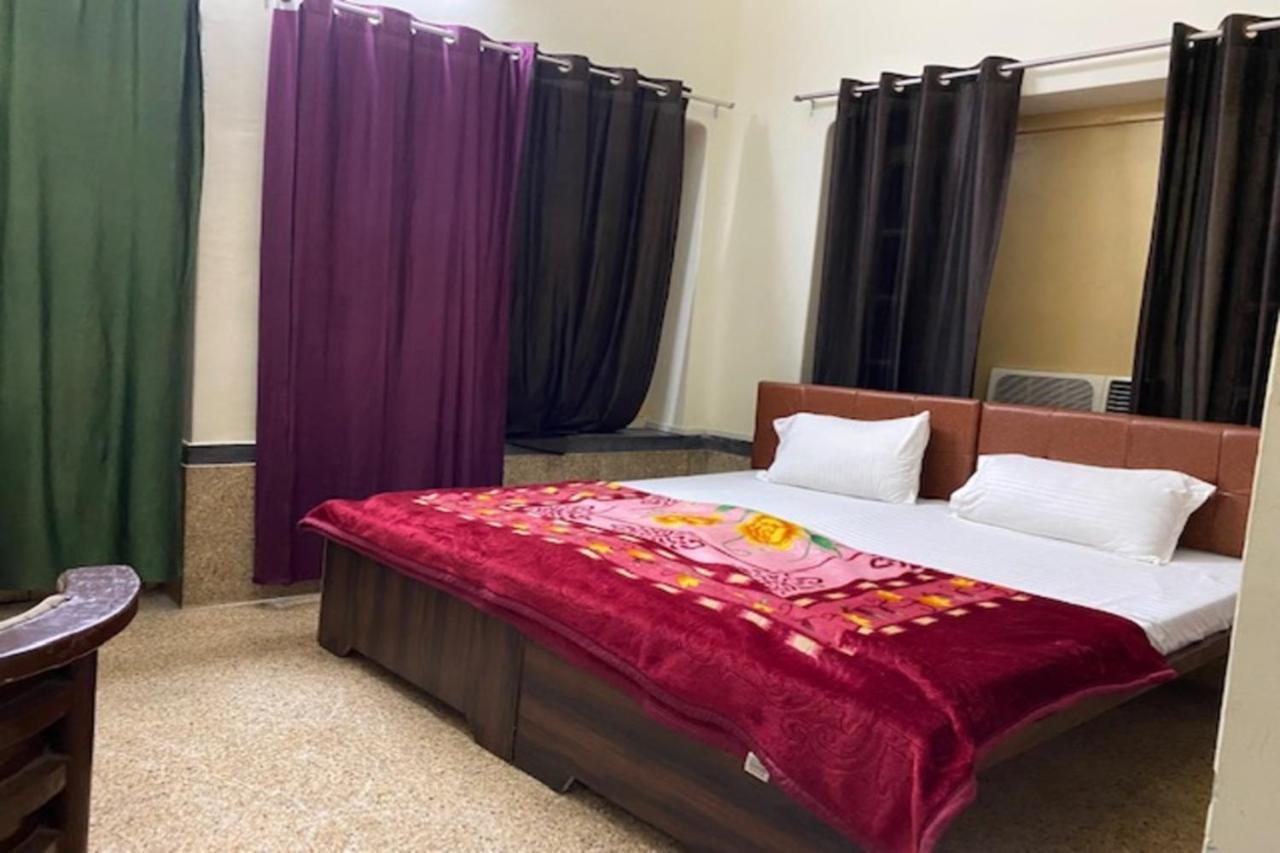 Vagabond Stay Hostel Varanasi Bagian luar foto