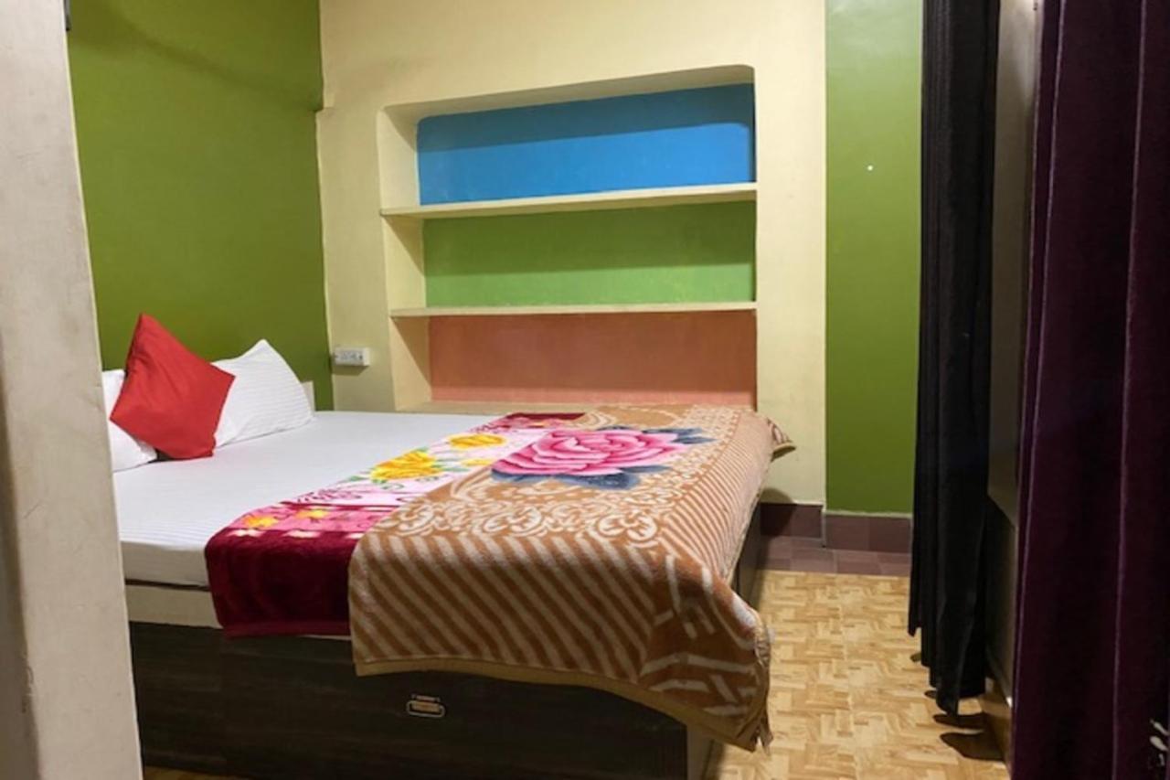 Vagabond Stay Hostel Varanasi Bagian luar foto