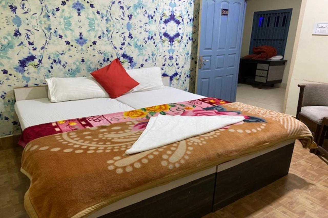 Vagabond Stay Hostel Varanasi Bagian luar foto