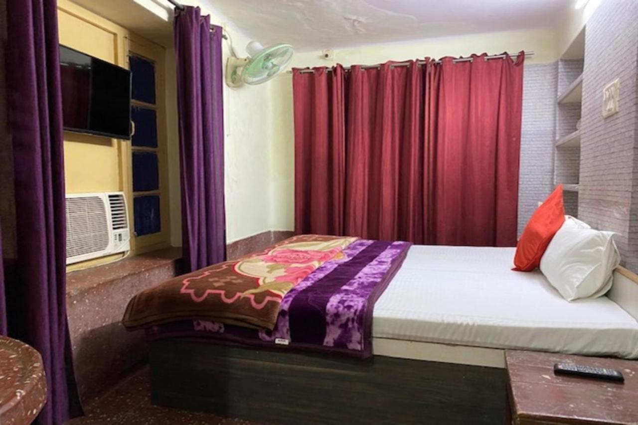 Vagabond Stay Hostel Varanasi Bagian luar foto