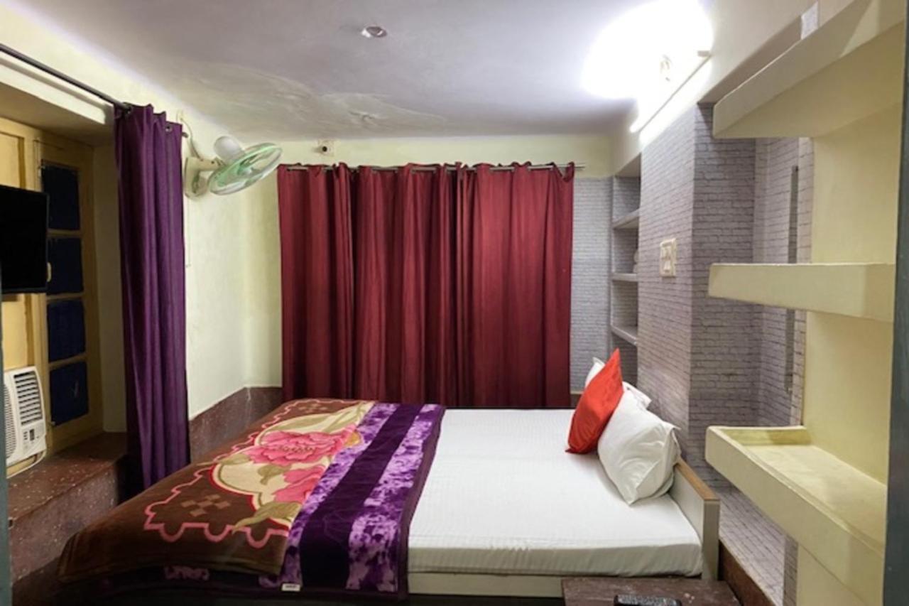 Vagabond Stay Hostel Varanasi Bagian luar foto