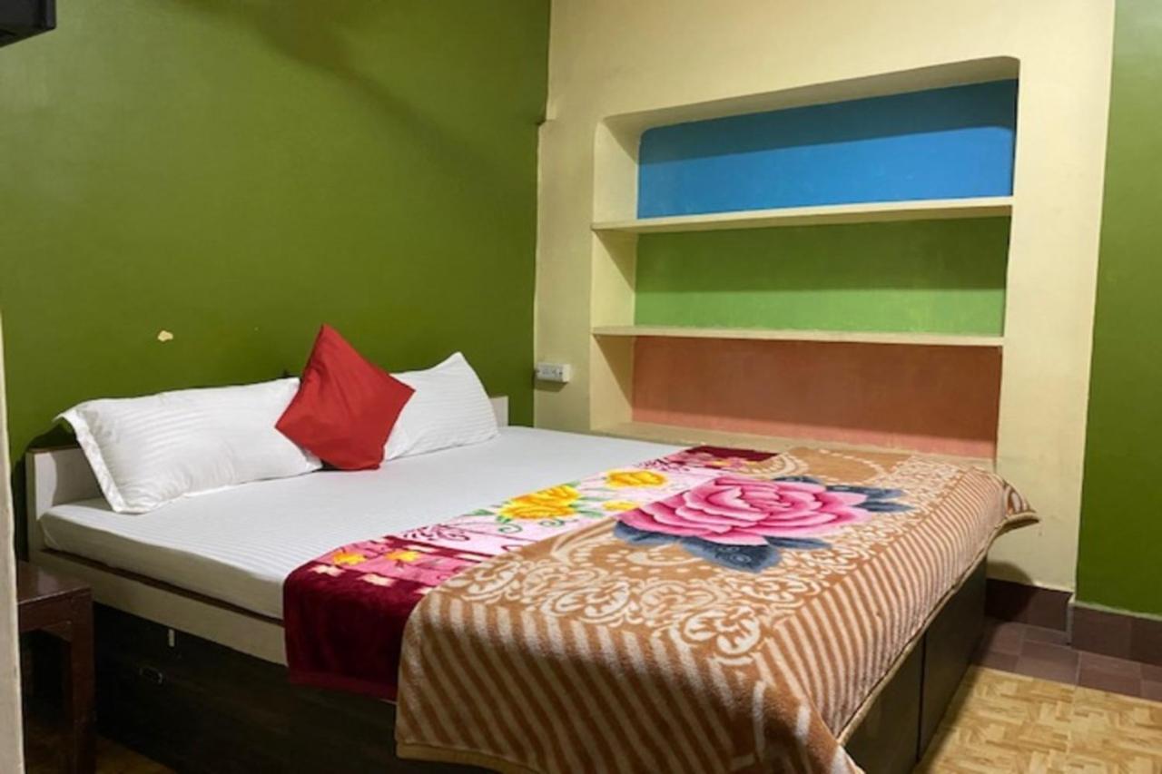 Vagabond Stay Hostel Varanasi Bagian luar foto