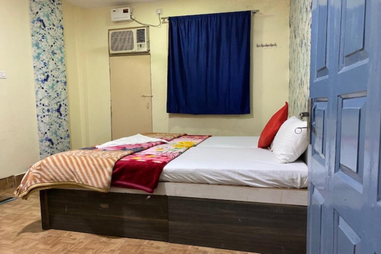 Vagabond Stay Hostel Varanasi Bagian luar foto
