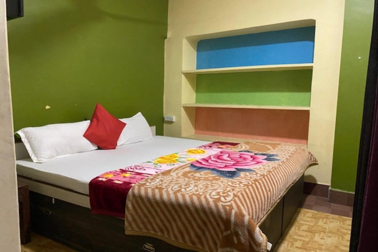 Vagabond Stay Hostel Varanasi Bagian luar foto